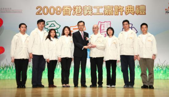 &ldquo;Friends of KMB&rdquo; received the award from Mr NIP Tak Kuen, Patrick, JP, Director of Social Welfare (centre) 