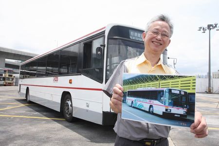 陳偉雄車長展示一幅攝於1993年的領先型通天巴士照片。