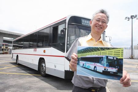 Bus Captain Chan Wai-hung with a photo of a Dennis Lance &ldquo;Airbus&rdquo; taken in 1993.