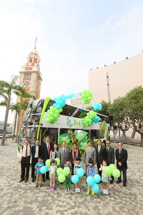 全體嘉賓與全港首部歐盟第六代環保引擎混合動力雙層巴士「hBus」拍照留念。