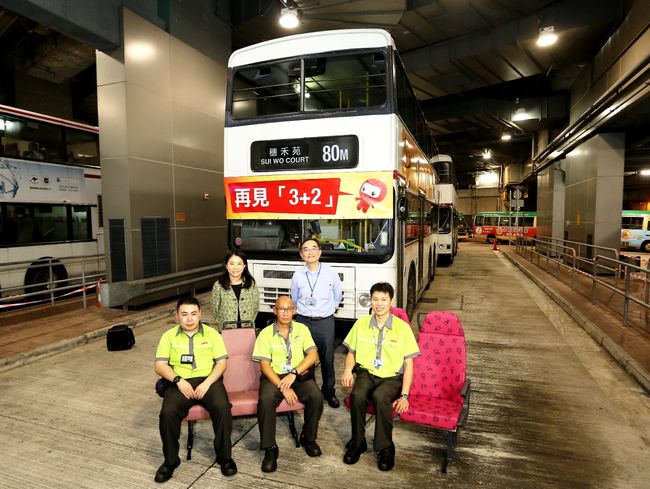 九巴企業事務總監陳碧君女士（後排左）、助理首席工程師（運作）蘇慶順先生（後排右）及駕駛最後一批配備「3+2」座椅巴士的三位車長主持送別儀式。