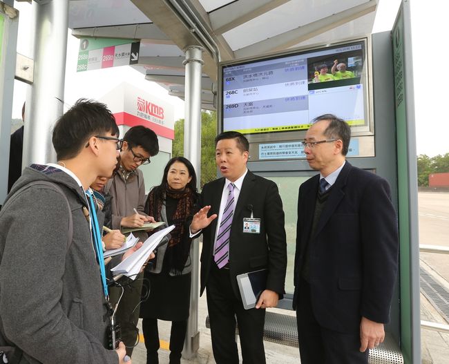 九巴商務總監雷兆光先生(右二)介紹「九巴及龍運智能手機應用程式測試版」。