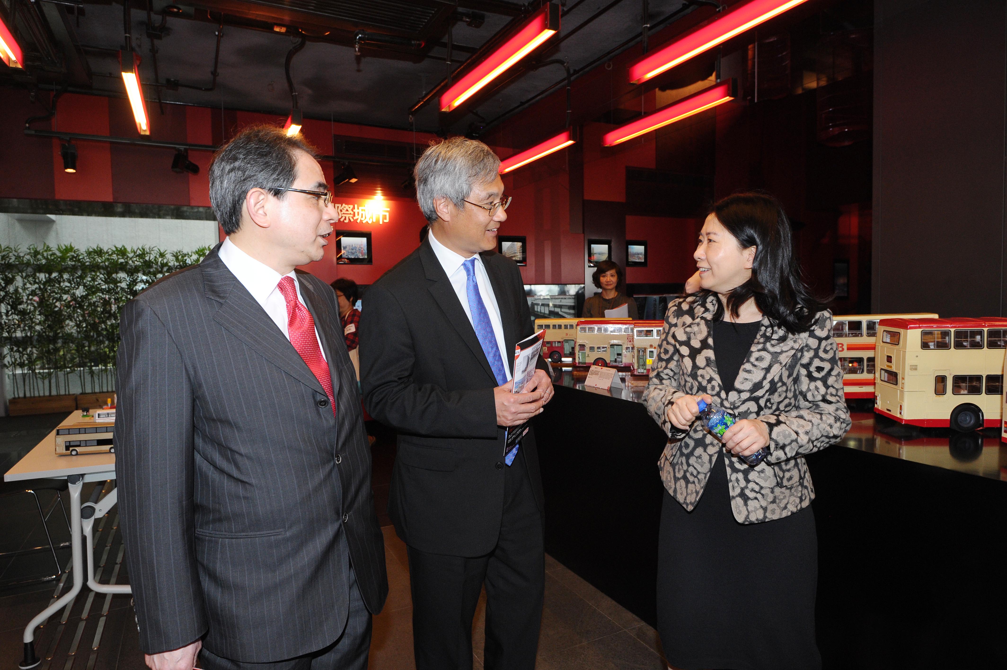 KMB Corporate Affairs Director Vivien Chan (right) introduced limited edition bus models to Director of Planning Mr. KK Ling (middle).