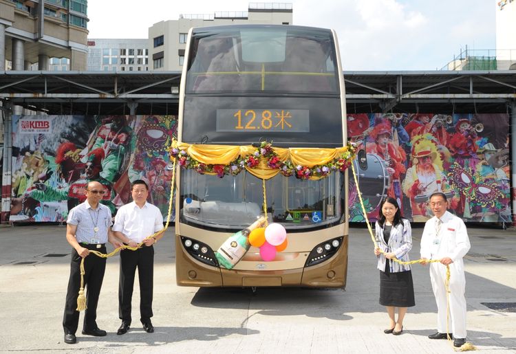 KMB Commercial Director Mr. James Louey (second left), Corporate Affairs Director Ms Vivien Chan (second right), Senior Manager (Maintenance Administration) Mr. Ng Kuen Yiu (first right) and Manager (Bus Body Construction) Mr. Hong Shun Man launched a KMB 12.8 meters bus.